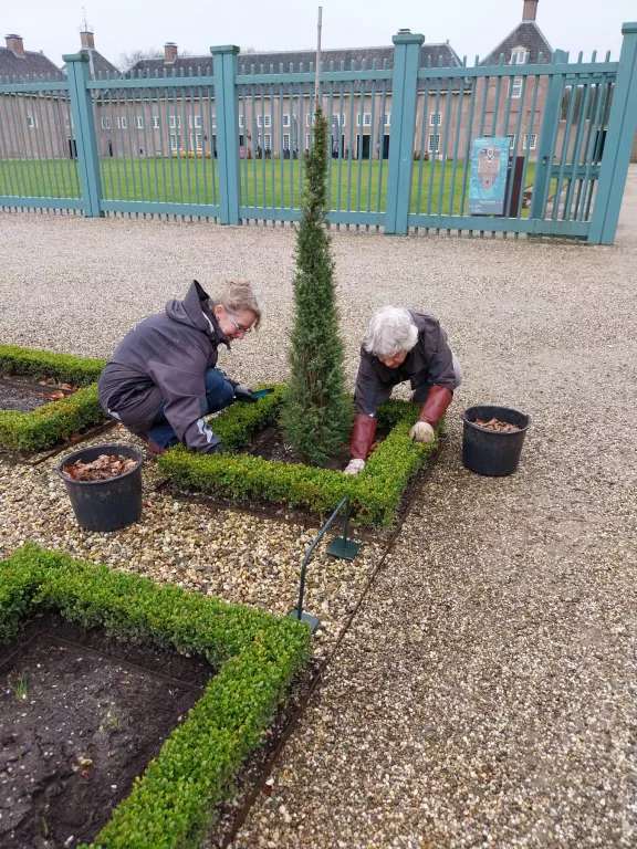 vrijwilligers in de tuin