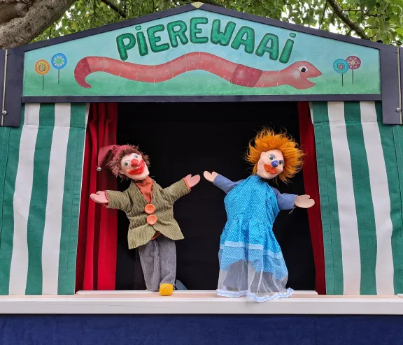Twee poppen worden gespeeld door Klaas-Herman Duursema in Poppentheater Pierewaai