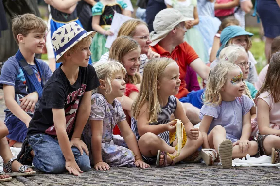 Kinderen kijken toe tijdens de Prinsen en Prinsessendagen