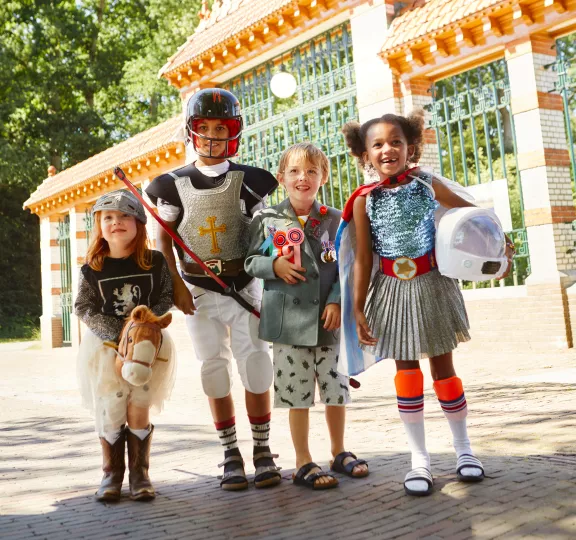 Kinderen verkleed tijdens Prinsen en Prinsessendagen Paleis Het Loo