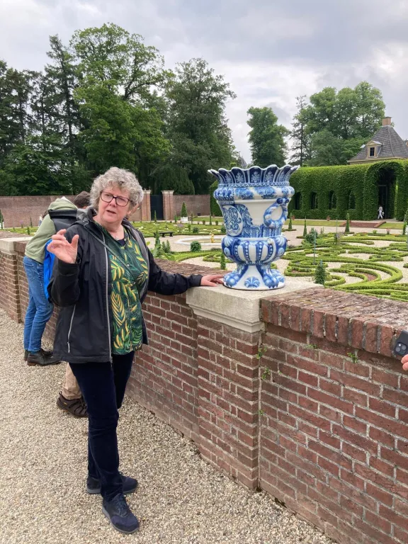 Conservator Renske Ek bij een tuinvaas