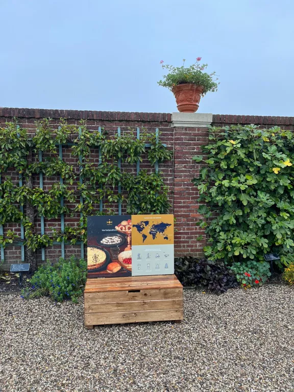 Eine Box mit dem Detektivspiel für Kinder in den Gärten von Paleis Het Loo