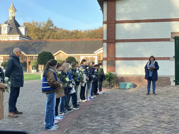 Leerkracht van groep 8 leest voor