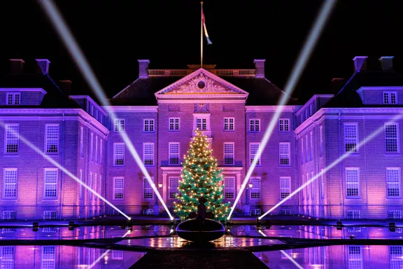 De voorkant van Paleis Het Loo met de bassecour met kerstboom en spectaculaire verlichting