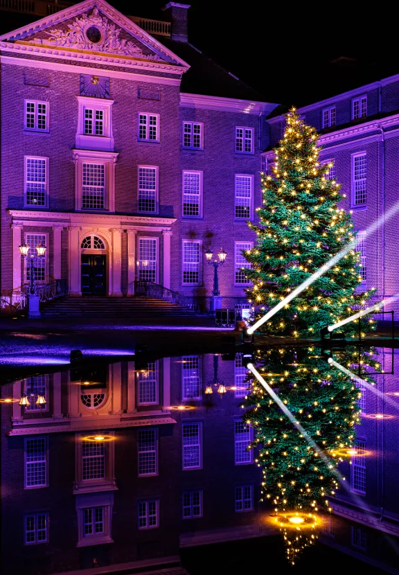 De voorkant van Paleis Het Loo met de bassecour met kerstboom en spectaculaire verlichting