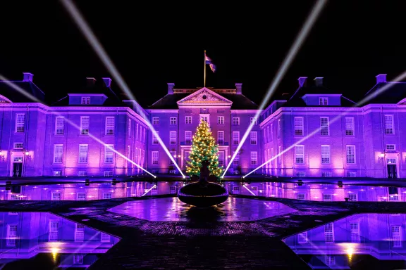 De voorkant van Paleis Het Loo met de bassecour met kerstboom en spectaculaire verlichting