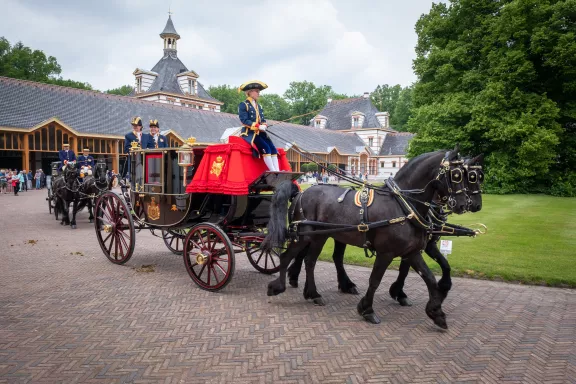 Eine Kutsche mit Pferden und einem Kutscher während Koninklijke Paardenkracht