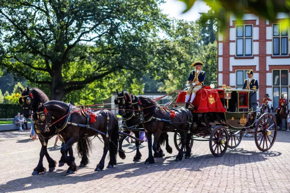 Oefenen met de paarden van het Koninklijk Staldeparment tijdens Koninklijke paardenkracht op Paleis Het Loo