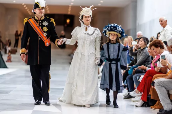 Mensen zijn verkleed in de kostuumshow in de grand foyer