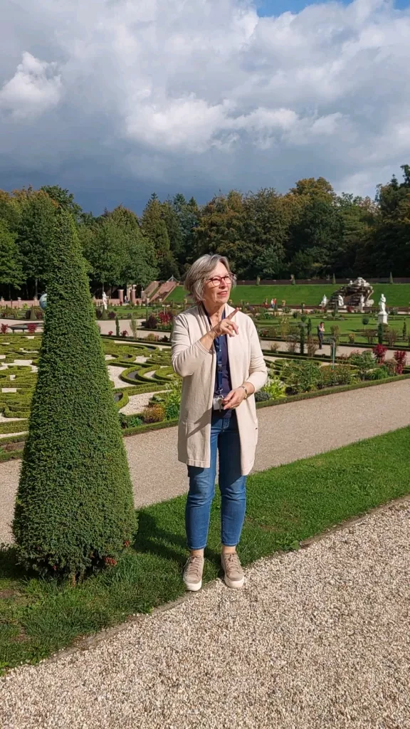 NGT rondleider Mariek Lankhorst leidt mensen rond door de paleistuin