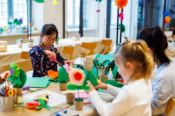 knutselende kinderen in een lokaal