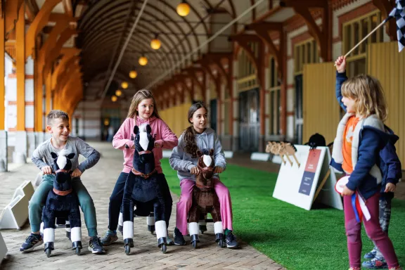 Paardenrace tijdens de meivakantie bij het stallenplein van Paleis Het Loo