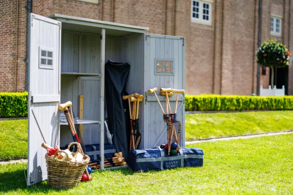 Een kast met croquetspullen in de boventuin