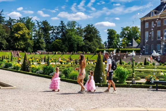 verklede kinderen en familie in de tuinen