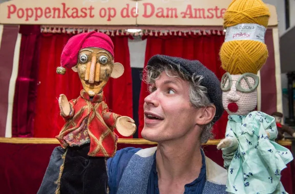 Poppenspeler Egon Adel presenteert Poppenkast op de Dam met Jan Klaassen en Katrijn