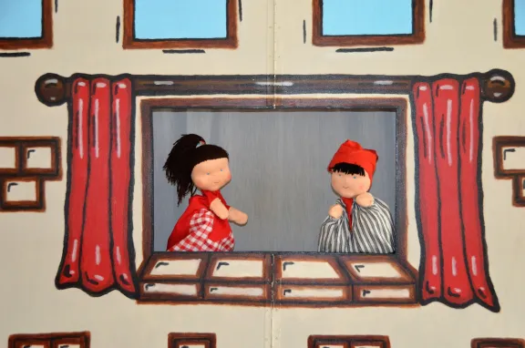 Twee poppen uit de poppenkast theatervoorstelling van Poppenkast Fritsie Duikelaar