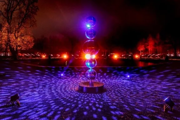 Royal Light Festival: een gratis toegankelijk lichtfestival met zeven lichtobjecten van (inter)nationale kunstenaars, met als startpunt Paleis Het Loo