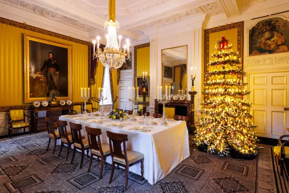 Kamer koning willem i in kerstsfeer met kerstboom en gedekte tafel