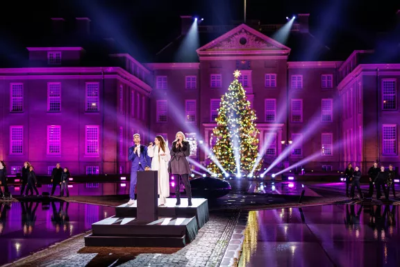 Charly Luske, ElizeMusic en Emmaly Brown bij de Nationale kerstboom