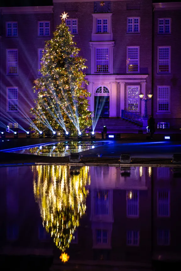 De Nationale Kerstboom op de bassecour van Paleis Het Loo in 2025