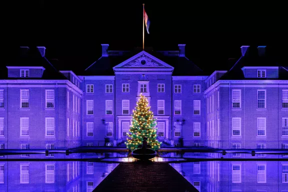 Winterpaleis met kerstboom op het voorplein