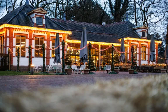 De prins Hendrik garage versierd met kerstbomen en lichtjes