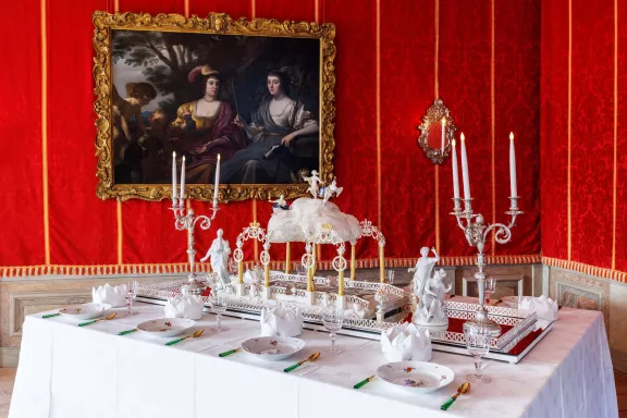 Een kamer in het paleis is gedekt in kerstsferen