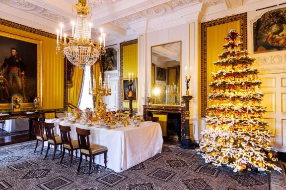 Een kamer in het paleis met schilderingen, een gedekte tafel en een kerstboom