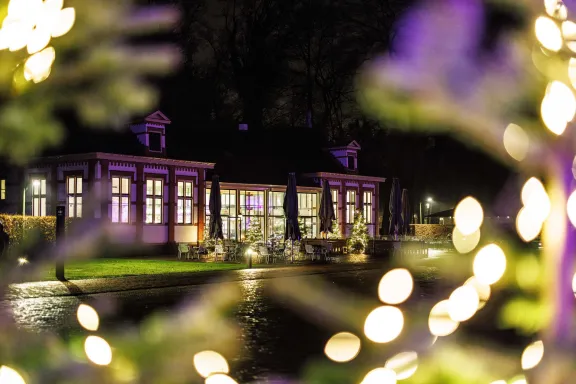 Het stallenplein in de kerstperiode