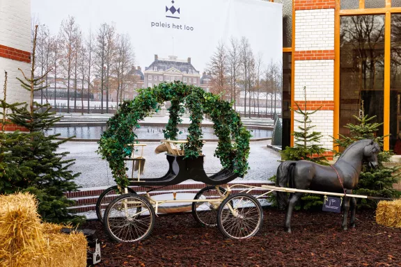 Eine Winterkutsche auf dem Stallplatz, wo sich Besucher fotografieren lassen können