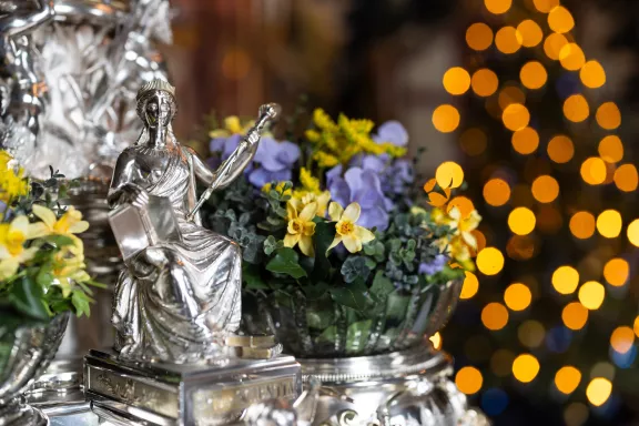 Tafelstuk zilver met bloemen en zilveren figuren