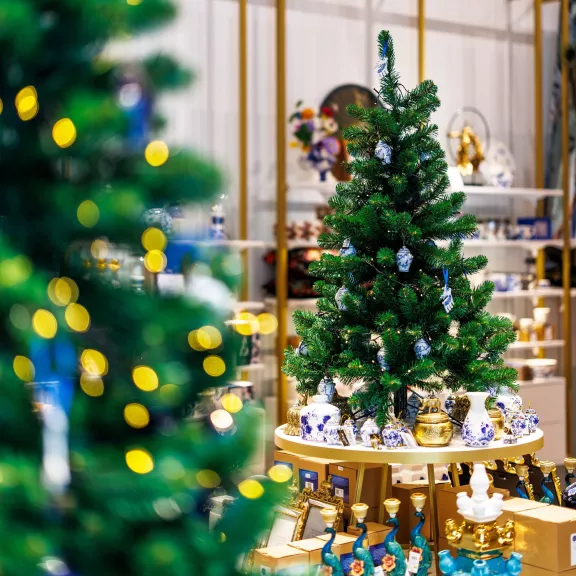 De museumshop met kerstbomen versierd