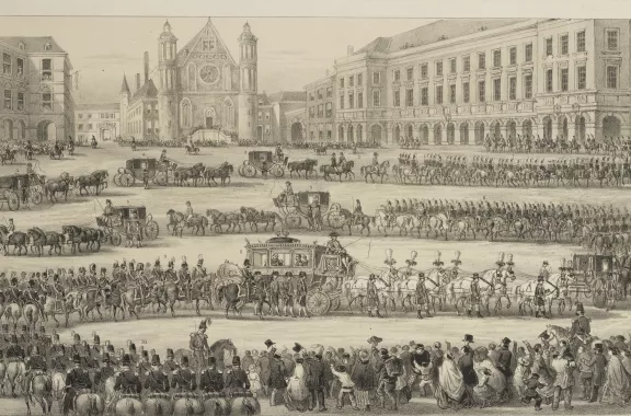 Prinsjesdag op 19 september 1864. In de militaire stoet richting de Ridderzaal rijden koning Willem III en zijn twee zonen Prins Willem (1840-1879) en Prins Alexander (1851-1884) in de Glazen Koets