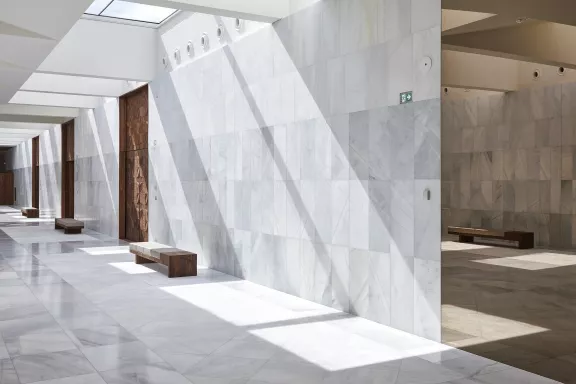 Wit-marmeren muur in de grand foyer in de ondergrondse uitbreiding van Paleis Het Loo