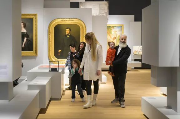 Familie in der Ausstellung Orange | Paleis Het Loo