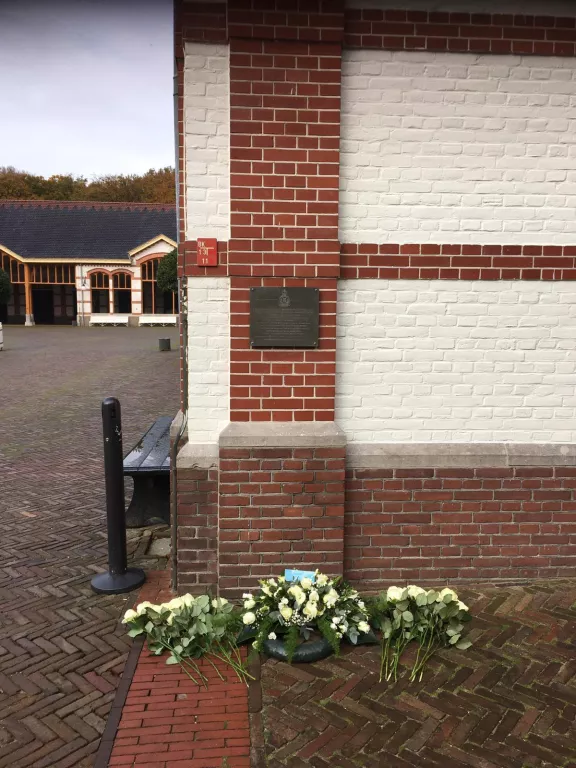 Gedenkplaats van het bombardement van het hoekpaviljoen van het stallencomplex in het najaar