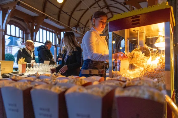 Popcorn geserveerd bij het stallenplein van Paleis Het Loo
