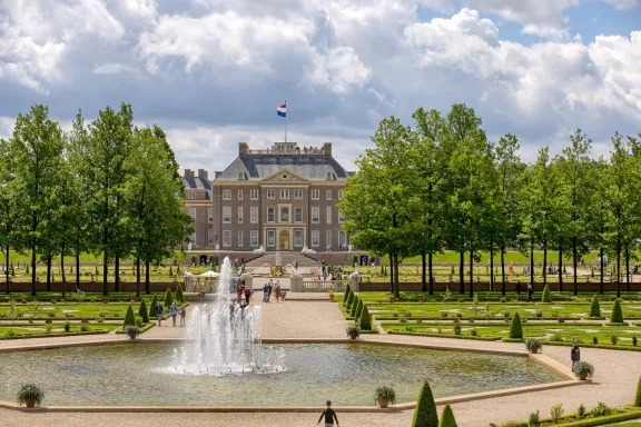 De baroktuin met de Koningssprong en de achterkant van Paleis Het Loo