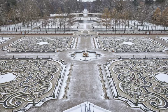 Uitzicht vanaf het dak op de paleistuinen tijdens de winter