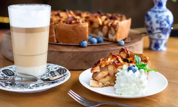 Appeltaart met slagroom en een latte machiato