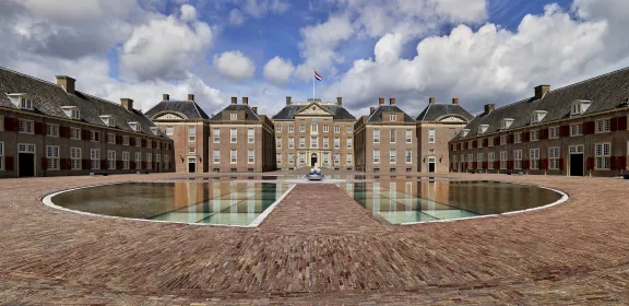 De voorkant van Paleis Het Loo met de bassecour