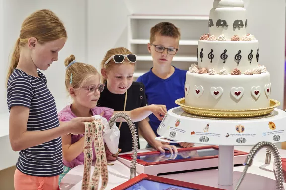 Kinderen werken samen in de keuken van het Juniorpaleis