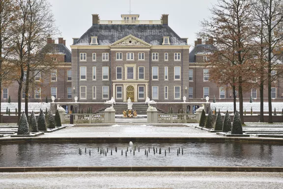 De achterkant van Paleis Het Loo vanuit de tuin gezien tijdens de winter