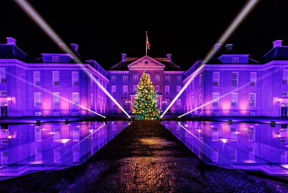 De voorkant van Paleis Het Loo met de bassecour met kerstboom en spectaculaire verlichting