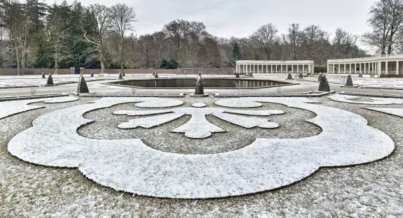 Die Gärten mit den Kolonnaden im Hintergrund