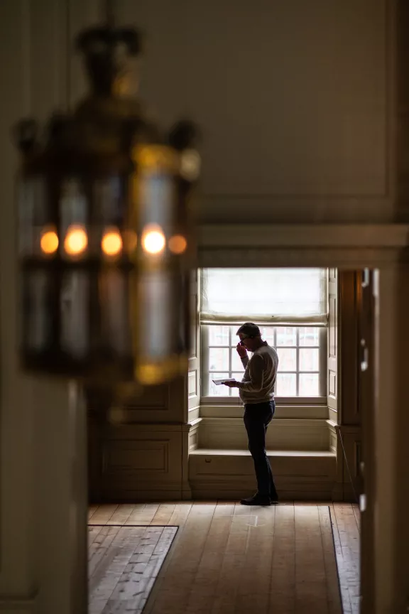 Man doorloopt audiotour