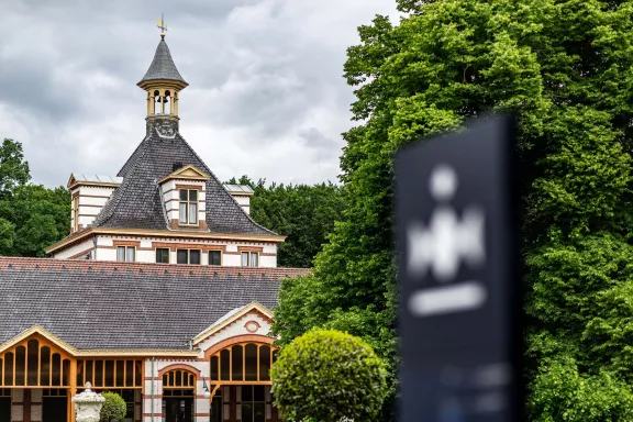 De daken van het stallenplein