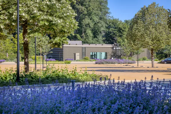 Entreegebouw en parkeerplaats van Paleis Het Loo