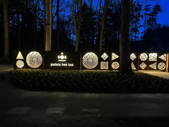 Entreepoort bij nacht