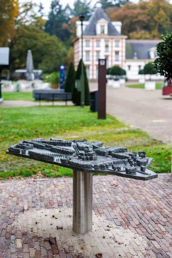 De maquette op het stallenplein "Paleis Het Loo op de tast" voor blinden en slechtzienden